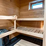 2ndhomes 2br With Sauna And Stunning Balcony Apartman